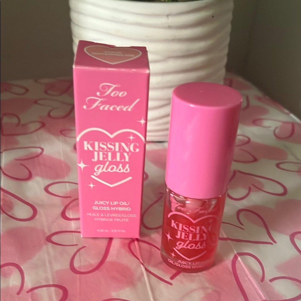 Too Faced Kissing Jelly Gloss
Sour watermelon
Top lid of box a little torn